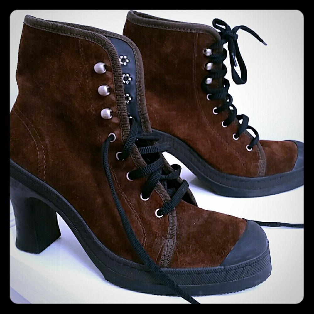 Vintage Basics lace up brown suede boots sneaker.